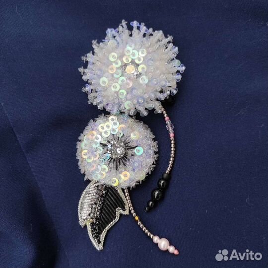 Брошь из бисера одуванчик