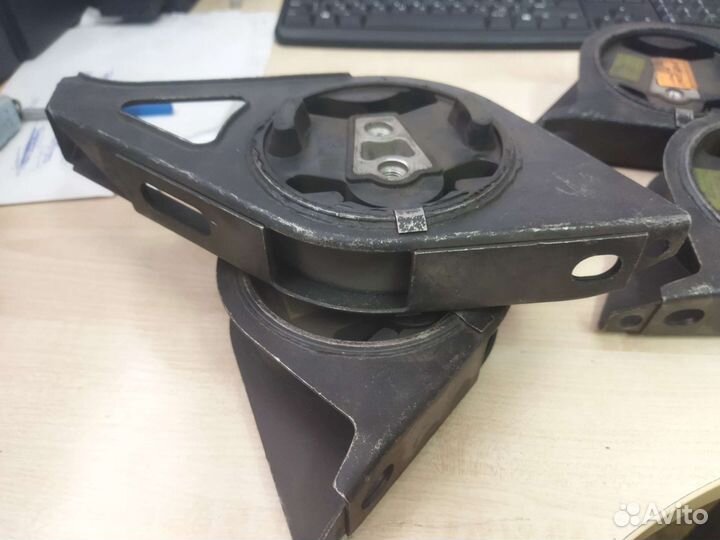 Подушка двигателя левая Лада Калина 1