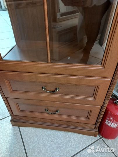 Стеклянный шкаф витрина