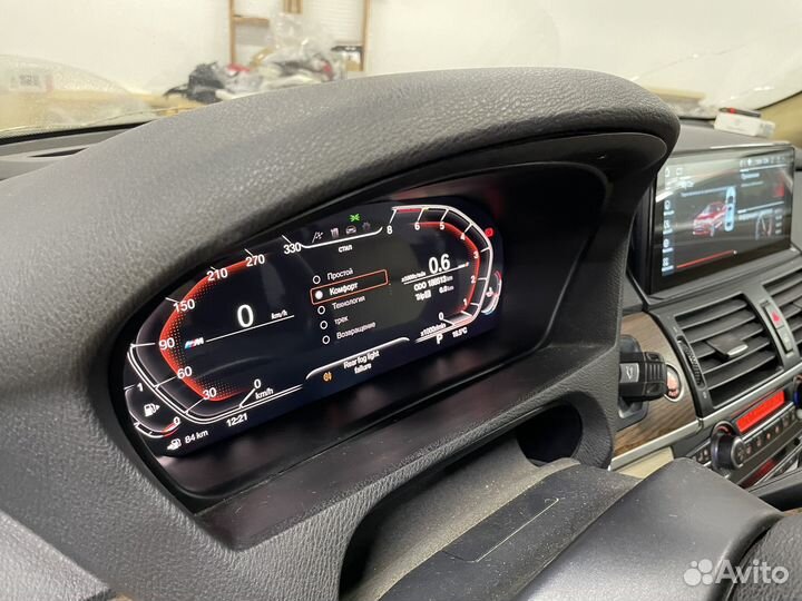 Приборная панель LCD на модели BMW