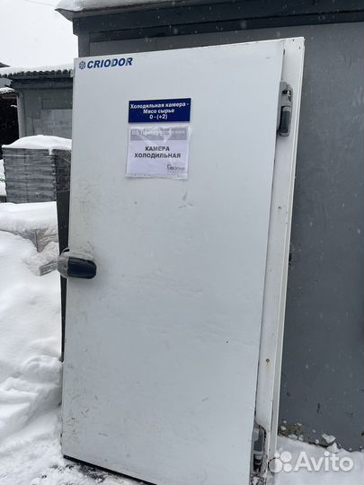 Дверь от холодильной камеры