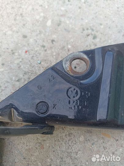 Volkswagen Touareg 2014 петля капота