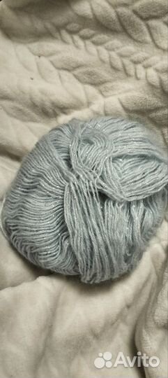 Тонкая блестящая голубая пряжа