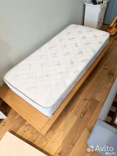 Кровать односпальная с матрасом