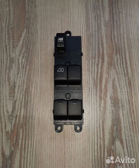 Блок кнопок стеклоподъемников Nissan tiida Лев