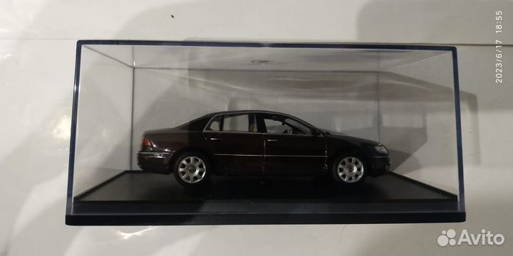 Модель авто VW Phaeton 2002 1:43 от Minichamps
