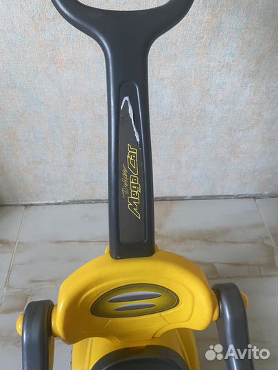 Машинка каталка с родительской ручкой