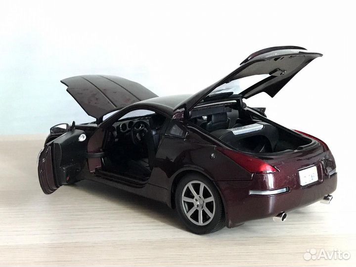 Модель автомобиля 2003 nissan 350z. 1:18