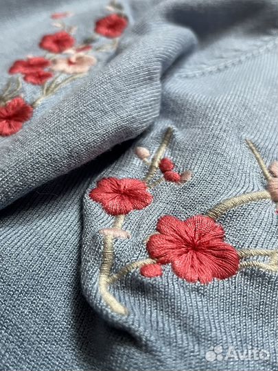 Голубой джемпер с вышивкой сакуры 