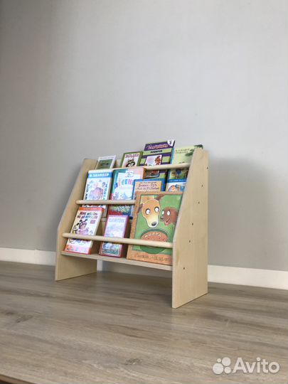 Книжная полка Монтессори