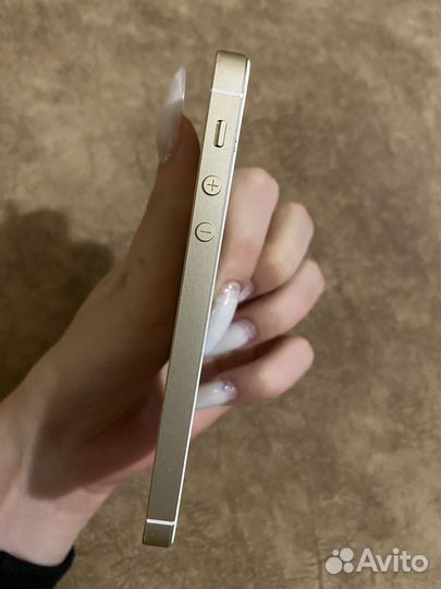 Телефон iPhone 5SE
