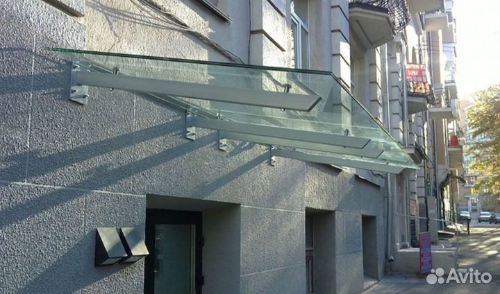 Козырек над дверью