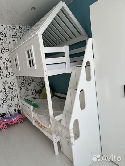 Двухъярусная кровать домик