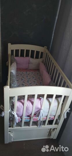 Детская кроватка с маятником и ящиком