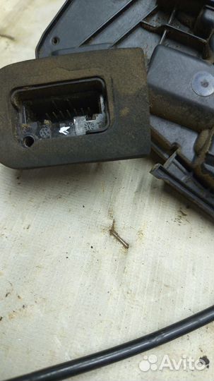 Замок передней правой двери Volkswagen Polo v