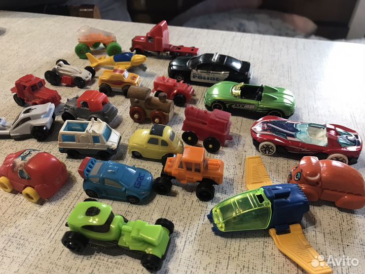 Маленькие машинки и маленькие игрушки