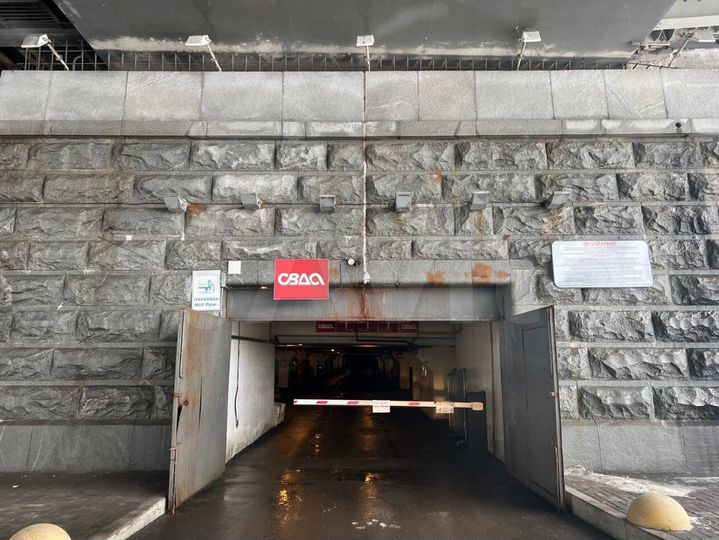 Машиноместо, > 30 м²