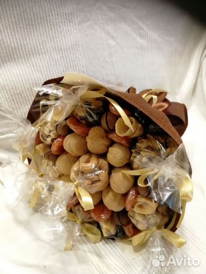 Букет из орехов