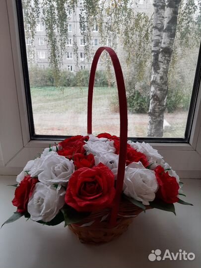 Сладкая композиция роз из конфет в корзине