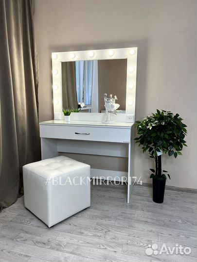 Столик макияжный с освещением белый