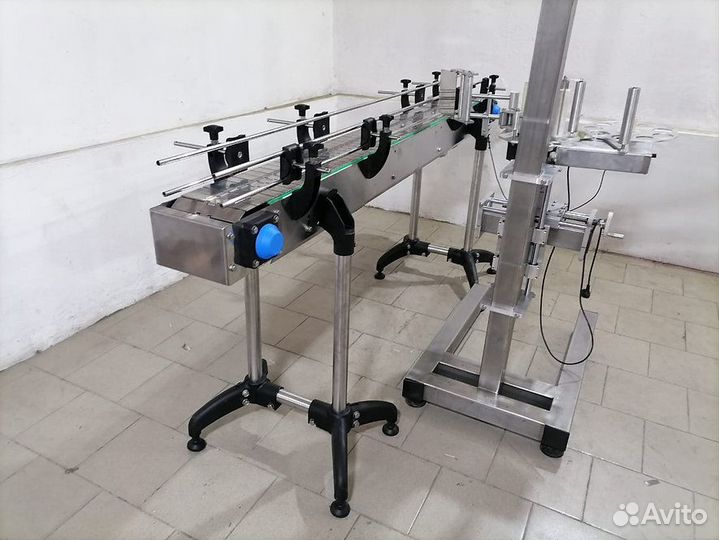 Этикетавтомат EtiKon для наклейки на канистры