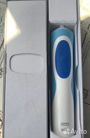 Электрическая зубная щетка oral b