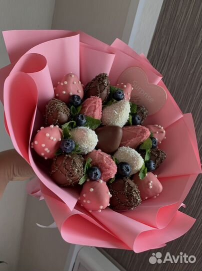 Клубника в шоколаде красивый букет с голубикой