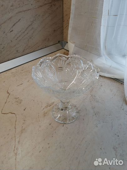 Маленькая хрустальная вазочка