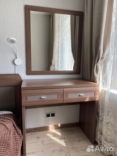 Туалетный столик с зеркалом