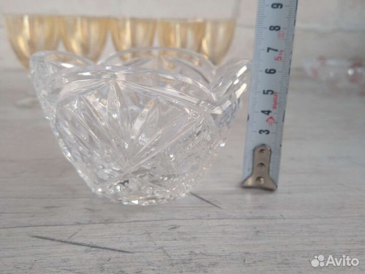 Посуда: тарелка, вазочка, салатник