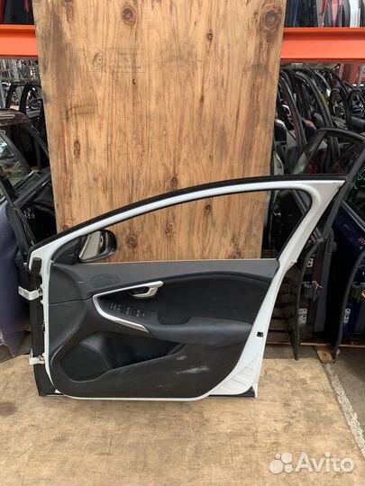 Дверь правая передняя Вольво V40 Volvo v40