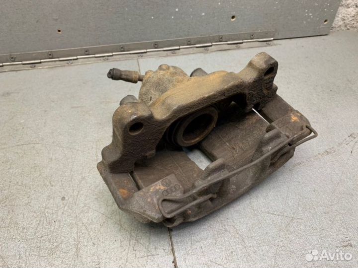 Суппорт передний левый Volkswagen Caddy 3 1.9 BLS