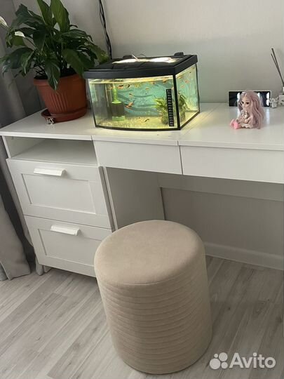 Туалетный столик с зеркалом и пуфиком