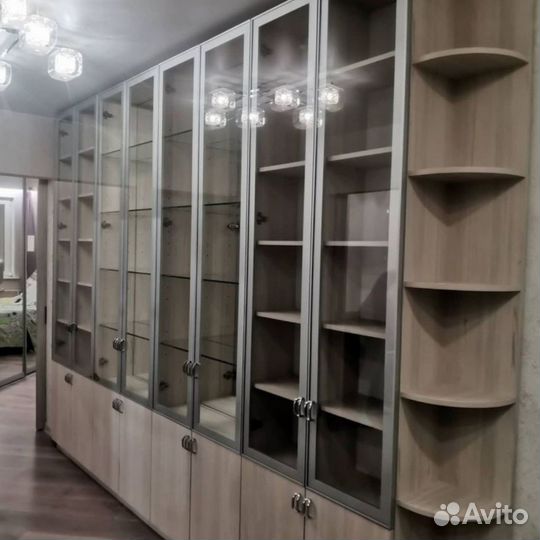 Шкаф витрина