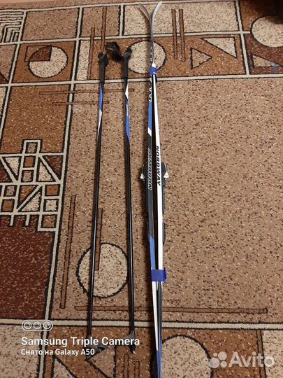 Лыжи с палками и креплением