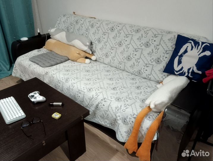 Стол и диван