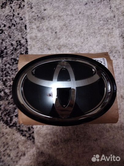 Эмблема передняя Toyota RAV4