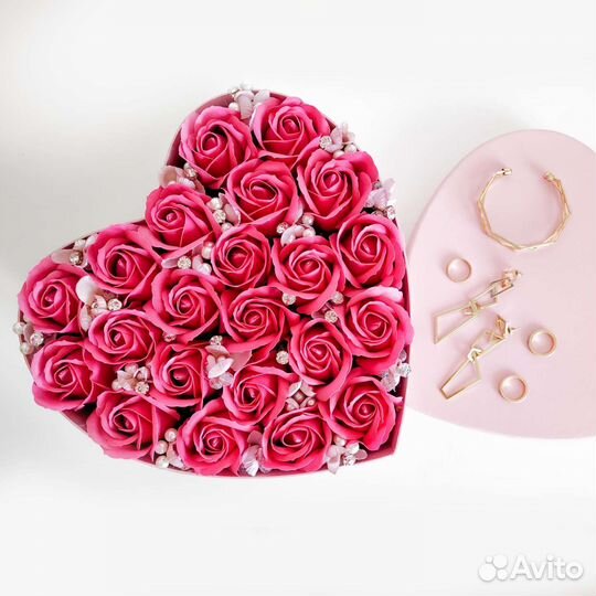 Розы в коробке сердце