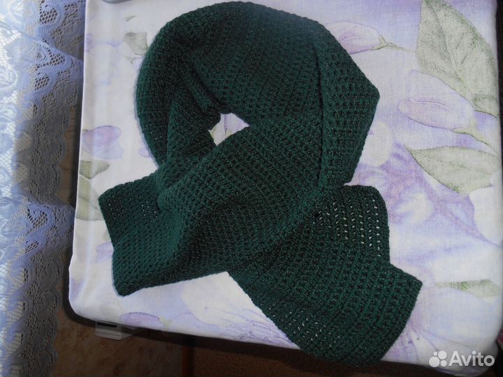 Вязаный зеленый шарф