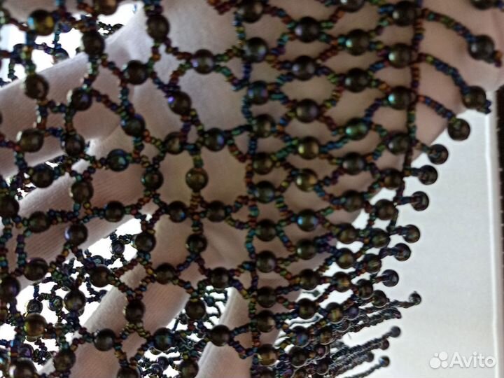 Шапочки разных цветов танцорам из бусин и бисера