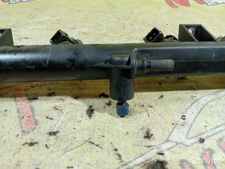 Топливная рампа с форсунками Peugeot 406 седан 1.8