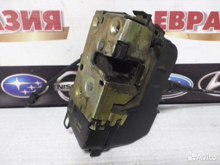 Замок двери задний правый Nissan Primera P12