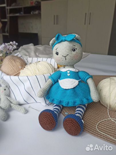 Вязаная игрушка кошка Алиса в стране Чудес