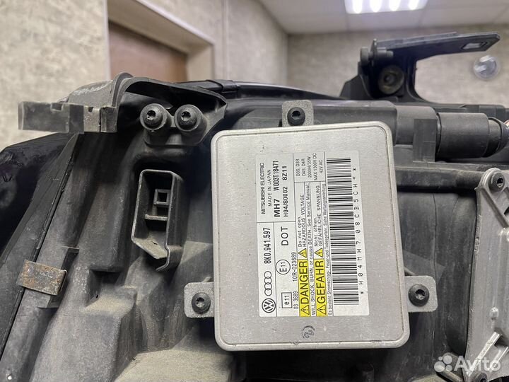 Фарар правая ксенон Ауди А4 Б8