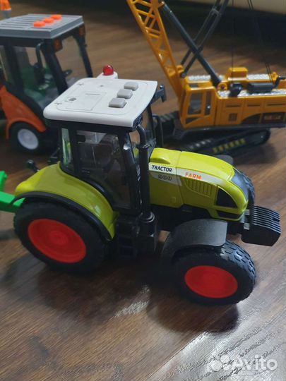 Набор машинок (трактор, кран и мойщик)