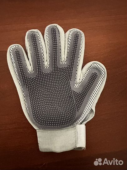 Перчатка для вычесывания шерсти