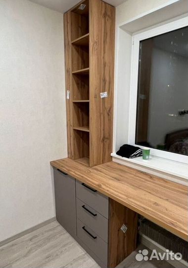 Шкаф распашной с рабочей зоной вдоль окна SHR-8679