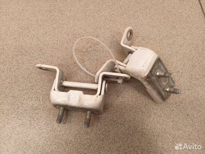 Петля двери задняя правая Toyota Vista Ardeo