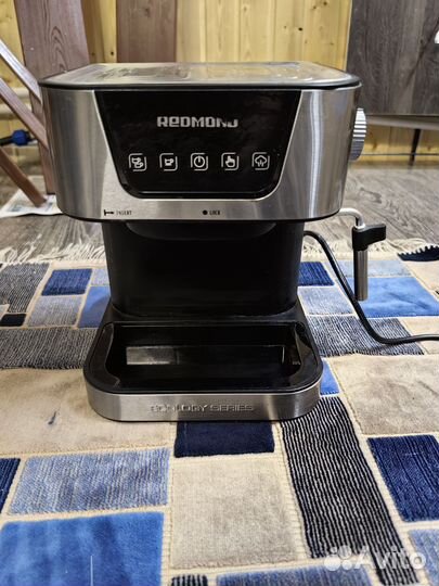 Кофемашина с капучинатором Redmond