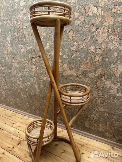 Подставка для цветов из ротанга